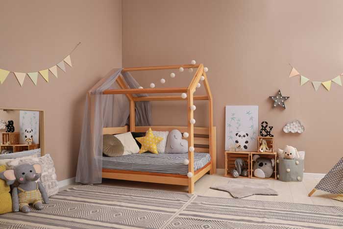 Cabane MONTESSORY : un lit douillet et ludique pour enfant